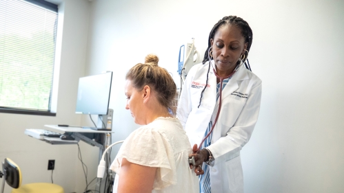 A Rutgers Health physician examines a patient 