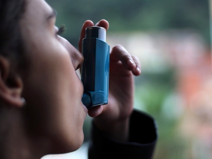 woman uses inhaler