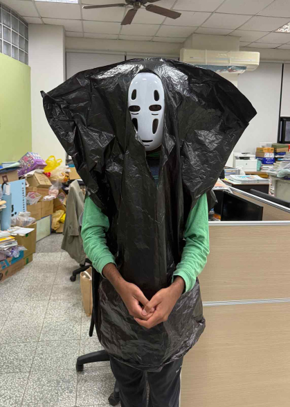Rutgers graduate Deepak Gopalakrishnan dressed as "No-Face" from the film "Spirited Away," for Gu Ting Elementary School's Halloween celebration.